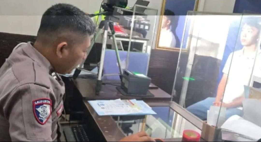 Polantas Menyapa: Petugas Identifikasi Satpas Polrestabes Semarang Pastikan Akurasi Data Melalui Pengambilan Foto Pemohon SIM